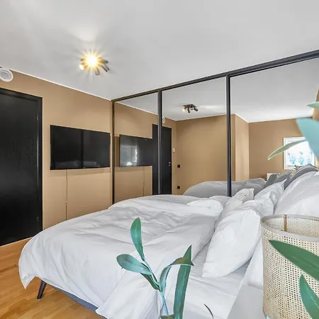 Apartment Sea-kissed Elegance: Your City Retreat *
