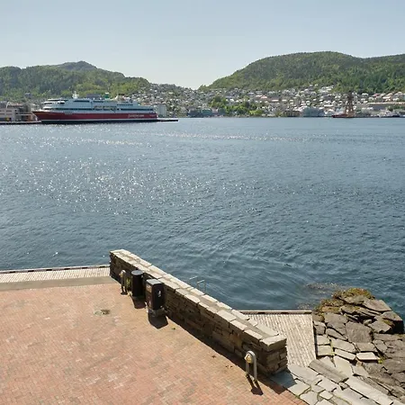 Sea-kissed Elegance: Your City Retreat * 베르겐